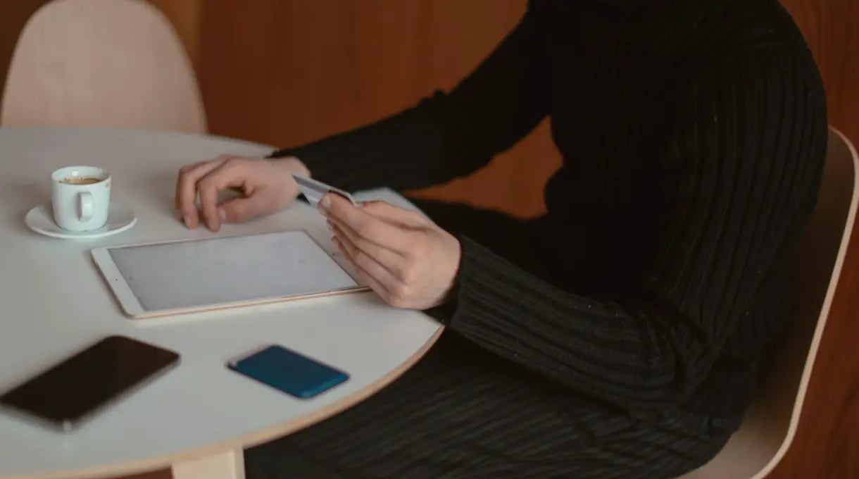 Hvad betyder kortoplysninger gemt til fremtidige betalinger?